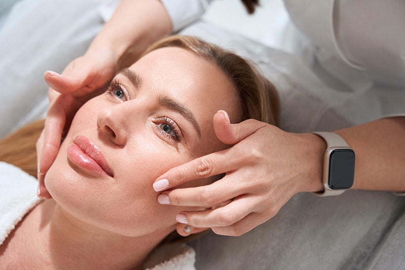 Explore how Daxxify injections at Columbine Aesthetics work to reduce wrinkles for up to 6 months. Call (720) 504-4407 today to schedule your treatment and experience the future of wrinkle reduction.